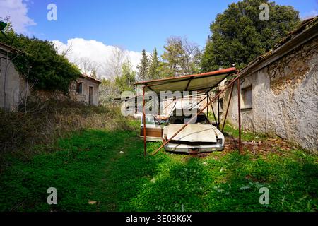 Tatoi Estate abbandonato Vehicle Yard, Historic Farm area in Grecia Foto Stock
