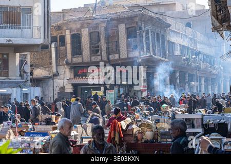 I negozi di antiquariato di Souq al-Mdallal, o al-Mdallal Market, nel centro di Baghdad, espongono tesori di qualità museale, Baghdad, Iraq Foto Stock