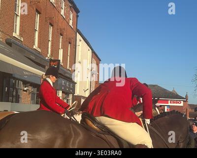 Joint Masters of the Hunt con cavalieri femminili e maschili vestiti con giacche da caccia rosse tradizionali e brezze bianche si radunano a cavallo davanti. DN10 Foto Stock