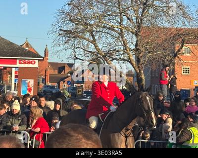 Joint Masters of the Hunt con cavalieri femminili e maschili vestiti con giacche da caccia rosse tradizionali e brezze bianche si radunano a cavallo davanti. DN10 Foto Stock