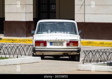 Matanzas, Cuba - 4 settembre 2023: Berlina bianca Lada Riva 2107 (VAZ 1600) a Varadero, Cuba, vista posteriore Foto Stock