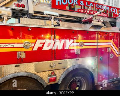 New York, USA - 9 gennaio 2026: Vista laterale di un camion a scala alta dei vigili del fuoco di New York fermo in una strada nel centro di Manhattan Foto Stock