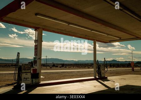 Baldacchino del distributore di benzina al Roy's Motel and Cafe sulla storica Route 66 ad Amboy, California, USA Foto Stock