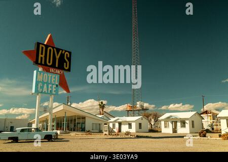 Classic Roy's Motel and Cafe, cartello stradale ad Amboy, California, Stati Uniti, un punto di riferimento iconico sulla storica Route 66. Foto Stock