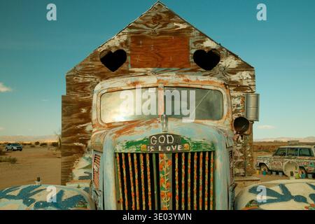 Veicolo decorativo dipinto a Salvation Mountain, il colorato simbolo del deserto vicino a Slab City, California, USA. Foto Stock