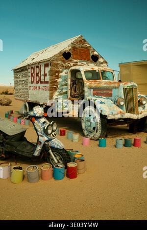 Veicoli decorativi dipinti a Salvation Mountain, il colorato simbolo del deserto vicino a Slab City, California, USA. Foto Stock