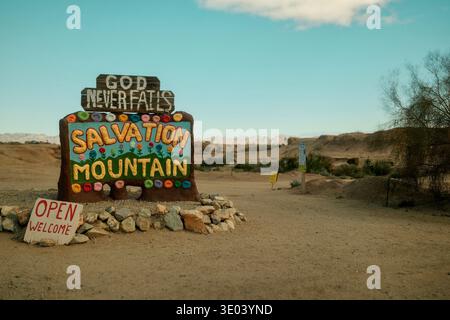 Cartello d'ingresso per Salvation Mountain vicino a Slab City, un famoso ambiente artistico esterno nella contea di Imperial, California, Stati Uniti. Foto Stock