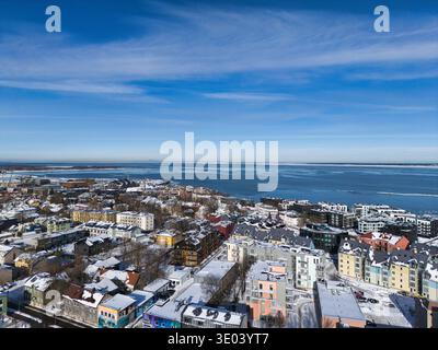 Vista con droni del paesaggio urbano di Tallinn innevato e della costa del Mar Baltico Foto Stock