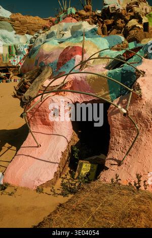 Struttura a tunnel dipinta a Salvation Mountain, il colorato ambiente di arte popolare creato da Leonard Knight nel deserto della California. Foto Stock