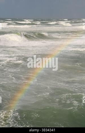 Arcobaleno su un mare accidentato Foto Stock