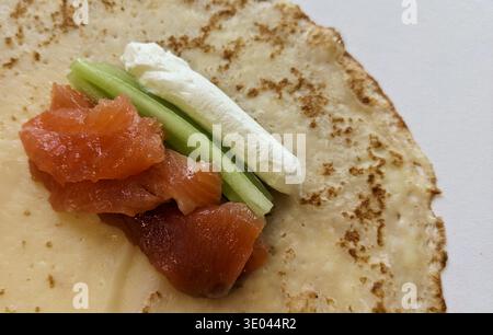 Crepes con cetriolo filetto di salmone crudo Foto Stock