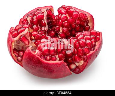 Melagrana matura aperta con semi di melograno rosso isolati su fondo bianco. Foto Stock