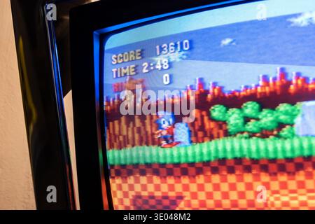Sonic the Hedgehog su TV CRT vintage, dettaglio estremo dell'azione di gioco pixel art con HUD e scanlines su schermo curvo in vetro, nostalgi Foto Stock