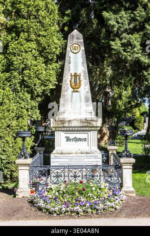 VIENNA, AUSTRIA - Apr 26, 2015: Ultimo luogo di riposo del compositore Ludwig van Beethoven grave presso il cimitero centrale di Vienna, Austria. Foto Stock
