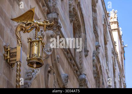 Primo piano di una lanterna decorativa a forma di drago sulla facciata ornata di un edificio storico a città del Messico, vicino a Zocalo e Piazza Alameda, sotto a. Foto Stock