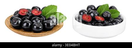 Ciotola di cioccolato in legno e ceramica isolata su sfondo bianco. Aronia nera. Foto Stock