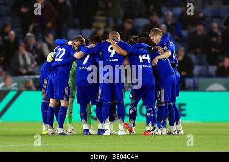 I giocatori del Leicester City si stringono davanti alla partita del campionato Sky Bet al King Power Stadium di Leicester. Data foto: Martedì 10 marzo 2026. Foto Stock