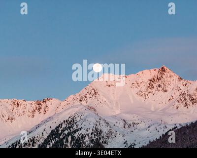 Luna piena sopra la cresta frastagliata delle Dolomiti, Italia Foto Stock
