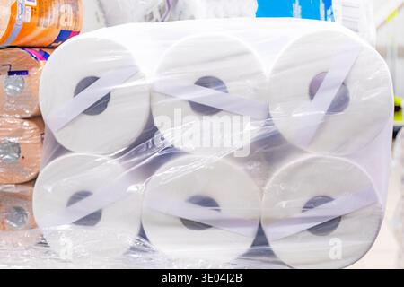 Rotoli di carta igienica avvolti in pellicola trasparente al supermercato Foto Stock