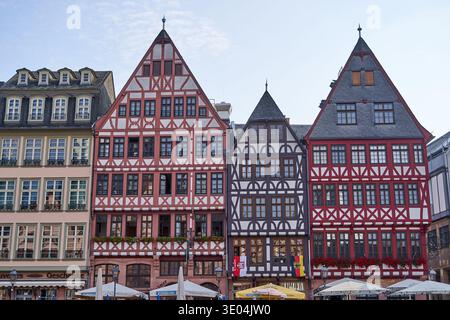 Case tradizionali in legno (utente di FachwerkhÃ¤) in piazza RÃ¶merberg a Francoforte sul meno, Germania. L'immagine presenta quattro distinte caratteristiche storiche... Foto Stock