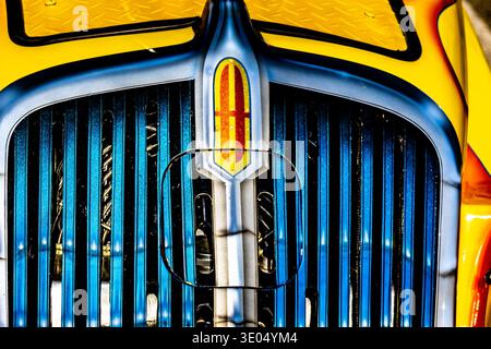 Una colorata foto astratta del primo piano della griglia del radiatore di un'automobile classica. Durante una mostra di auto al Casa Blanca Resort & Casino di Mesquite NV Foto Stock