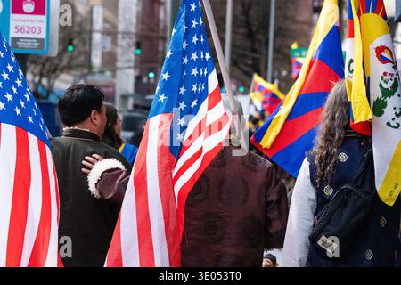 Portland, Oregon, Stati Uniti. 10 marzo 2026. I manifestanti portano bandiere statunitensi e tibetane durante una marcia del giorno della rivolta tibetana organizzata dalla Northwest Tibetan Cultural Association. Più bandiere tibetane sono visibili sullo sfondo lungo il percorso di marcia. Crediti: Norboe Photo/Alamy Live News Foto Stock