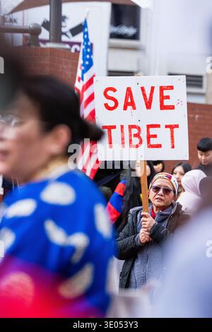 Portland, Oregon, Stati Uniti. 10 marzo 2026. Un dimostratore tiene in mano un cartello con la scritta "Save Tibet" durante una manifestazione della giornata della rivolta tibetana presso la piazza del tribunale dei pionieri, organizzata dalla Northwest Tibetan Cultural Association. Sullo sfondo è visibile una bandiera statunitense. Crediti: Norboe Photo/Alamy Live News Foto Stock