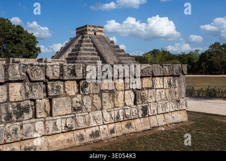 Tzompantli (piattaforma teschio) e Tempio Piramide di Kukulcan (El Castillo) - Chichen Itza, Yucatan, Messico Foto Stock