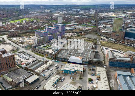 Vista aerea del drone sopra Holbeck Leeds che mostra il viadotto ferroviario la moderna costruzione di appartamenti edifici industriali residenziali e la riqualificazione urbana Foto Stock