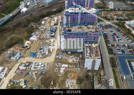 Vista aerea dei droni delle torri residenziali di Holbeck Leeds con gru linee ferroviarie materiali da costruzione e abitazioni circostanti sotto clo Foto Stock