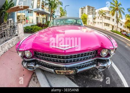 Miami Beach, USA - 18 agosto 2014: Auto d'epoca Cadillac parcheggiata a Ocean Drive a Miami Beach, Florida. L'architettura Art Deco di South Beach è una di queste Foto Stock