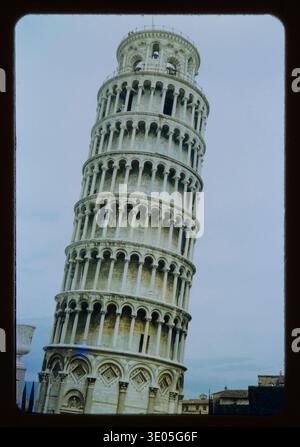Vista verticale della Torre Pendente di Pisa, in una giornata grigia, piovosa, spaventosa e nuvolosa. A Pisa, Italia. Questa diapositiva, immagine Kodachrome, è stata scattata da una coppia americana durante un viaggio in Europa nel 1959. Il colore della fotografia è vivace, quasi colorato a mano, dipinto. Foto Stock