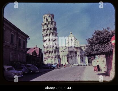 Veduta della Torre Pendente di Pisa dalla strada, via Cardinale Pietro Maffi. A Pisa, Italia. Questa diapositiva, immagine Kodachrome, è stata scattata da una coppia americana durante un viaggio in Europa nel 1959. Il colore della fotografia è vivace, quasi colorato a mano, dipinto. Foto Stock