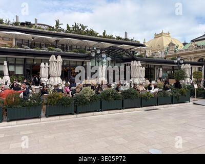 Café de Paris Monte-Carlo. Monaco. La famosa brasserie Belle Époque con terrazza, vicino alla cupola dorata del Casinò di Monte Carlo. Foto Stock
