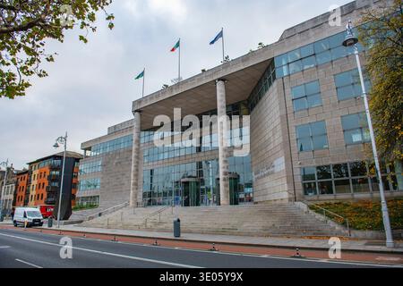 Il Dublin City Council è un moderno edificio governativo situato a Wood Quay, nella città vecchia di Dublino, in Irlanda. Foto Stock