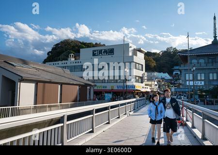 Persone che camminano sul ponte Enoshima Benten - Fujisawa, Kanagawa, Giappone - 10 novembre 2025 Foto Stock