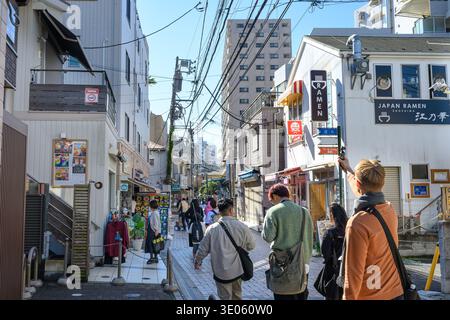 Subana Street con molti turisti vicino Enoshima - Fujisawa, Kanagawa, Giappone - 10 novembre 2025 Foto Stock