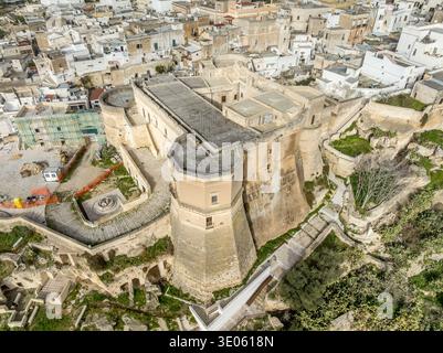 Vista aerea storico Castello di Massafra: Fortezza medievale architettura bizantina scavata nella roccia nelle gole della Puglia. Fotografia dei migliori punti di riferimento militari italiani Foto Stock