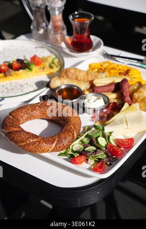 Colazione turca con tè e diversi piatti in un caffè Foto Stock