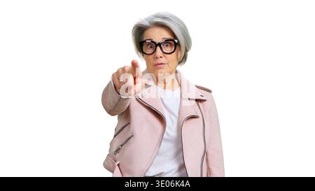 Una donna anziana che punta l'indice che ti sceglie Foto Stock