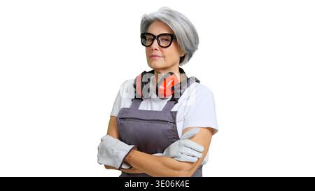 Lavoratrice matura e sicura che indossa gli indumenti di sicurezza Foto Stock