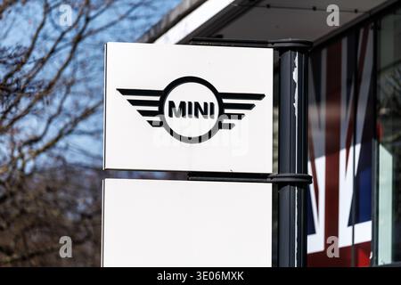 Monaco, Germania. 10 marzo 2026. Il logo del marchio Mini è visibile su una stele di fronte a una concessionaria del costruttore di Monaco (Baviera, Germania). Il marchio Mini fa parte del gruppo tedesco BMW dal 2000. Bayerische Motoren Werke Aktiengesellschaft (gruppo BMW) è un marchio registrato per le automobili della casa automobilistica tedesca BMW con sede a Monaco di Baviera. (Immagine simbolo, foto simbolo, illustrazione, foto simbolica, foto illustrativa, immagine a tema, immagine generale, foto a tema) credito: Matthias Balk/dpa/Alamy Live News Foto Stock