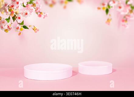 Scena podio rosa minimalista con rami in fiore di ciliegio su sfondo pastello, ideale per presentazioni di prodotti, cosmetici, branding e altro Foto Stock