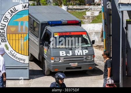 Il furgone per il trasporto carcerario del Bureau of Jail Management and Penology arriva alla prigione di Cebu City a Cebu City, Filippine. Foto Stock