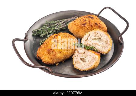 Cotoletta di pollo impanata pollo ripieno con ripieno di burro servito in padella con aglio e timo su sfondo isolato. Foto Stock