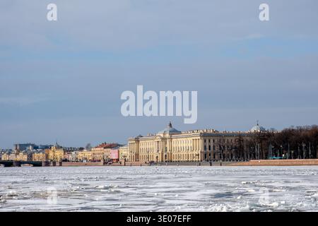 San Pietroburgo, Russia - 9 marzo 2026. Vista invernale dell'Accademia delle Arti sul fiume Neva ghiacciato Foto Stock