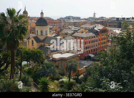 Vista dall'alto del centro storico di Chiavari con la cupola della Cattedrale e gli edifici colorati. Paesaggio urbano panoramico dal Parco di Villa Rocca Foto Stock
