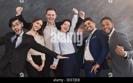 Gruppo multietnico sorridente che si diverte e posa Foto Stock