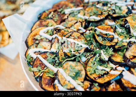 Cibo gourmet: Pane artigianale, formaggio, pasta e pesce catturati con una morbida fotografia di luce naturale. Foto Stock