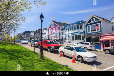 Bar Harbour, Maine, Stati Uniti. La strada principale per lo shopping a Bar Harbor, Maine, con negozi di souvenir, boutique e ristorante di aragoste di pesce Foto Stock
